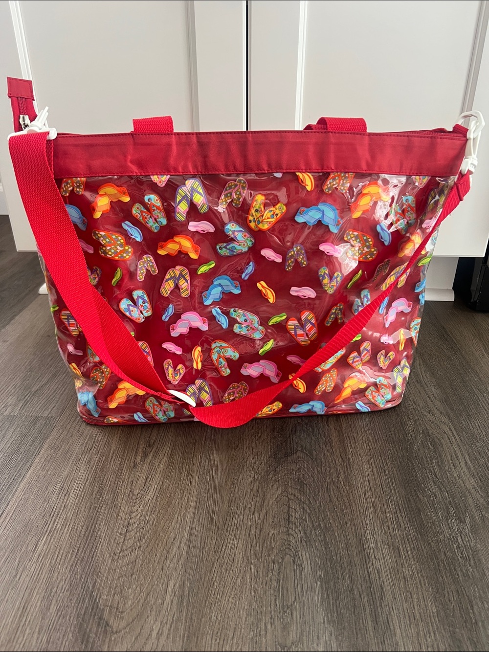 Vintage Red Flip-Flop Print Tote Bag with Adjustable Strap